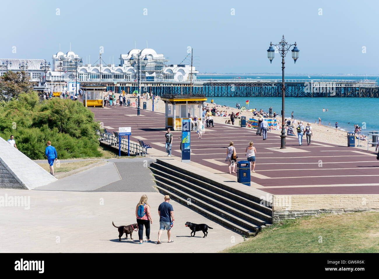 Il lungomare e il South Parade Pier, Clarence Esplanade, Southsea, Portsmouth, Hampshire, Inghilterra, Regno Unito Foto Stock