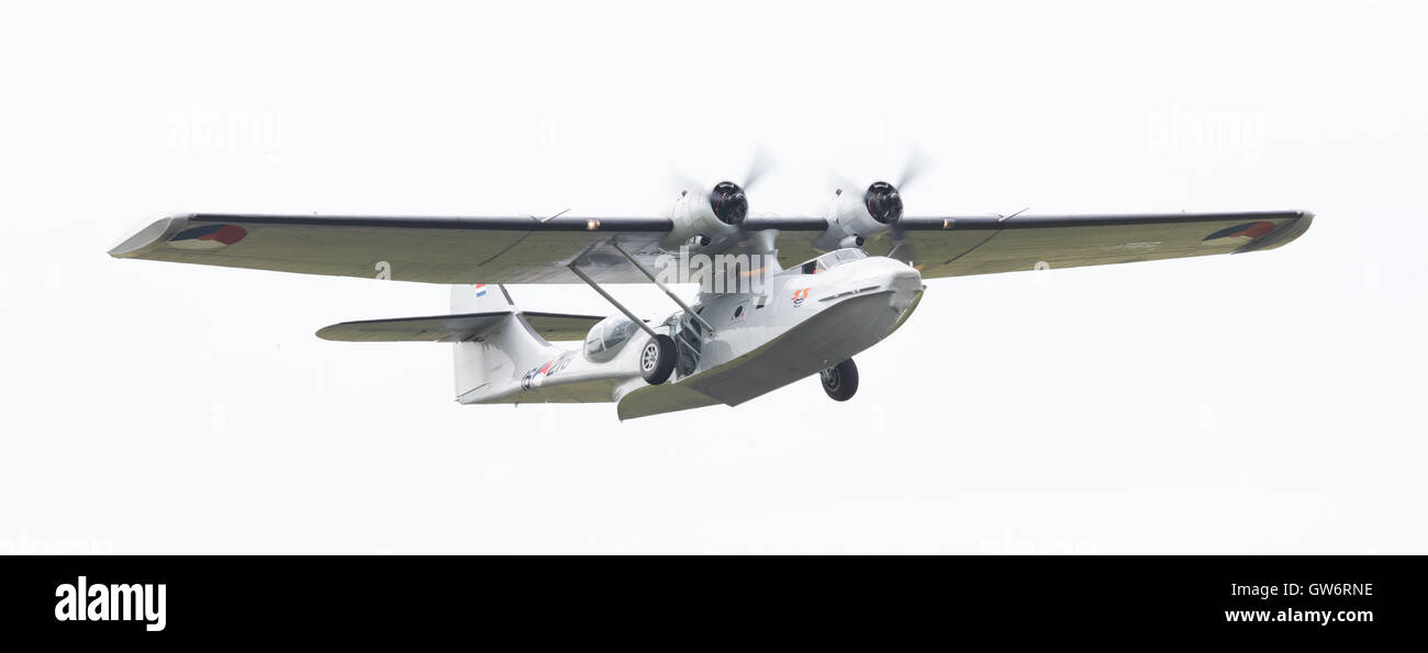 LEEUWARDEN, Paesi Bassi - 10 giugno: Consolidamento costruttiva PBY Catalina nella marina olandese colori battenti presso il Royal Netherlands Air Force giorni Foto Stock