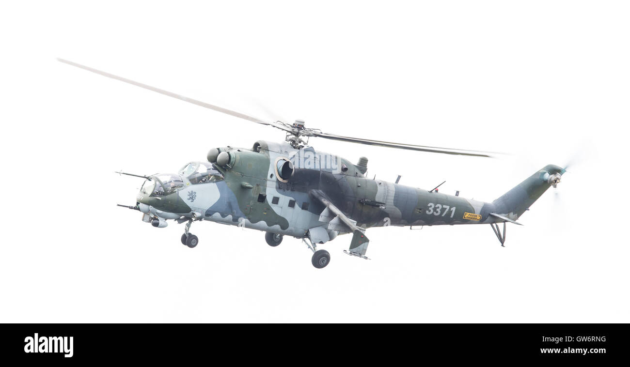 LEEUWARDEN, PAESI BASSI - giu 10, 2016: Repubblica ceca Air Force Mil Mi-24 Hind elicottero d'assalto di eseguire una dimostrazione Foto Stock