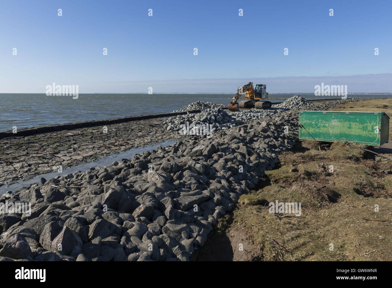 Edificio basso di dighe in pietra intorno all'isolotto di Langeness impedisce di inondazioni in luce le tempeste, Mare del Nord, Schleswig-Holstein, Germania Foto Stock
