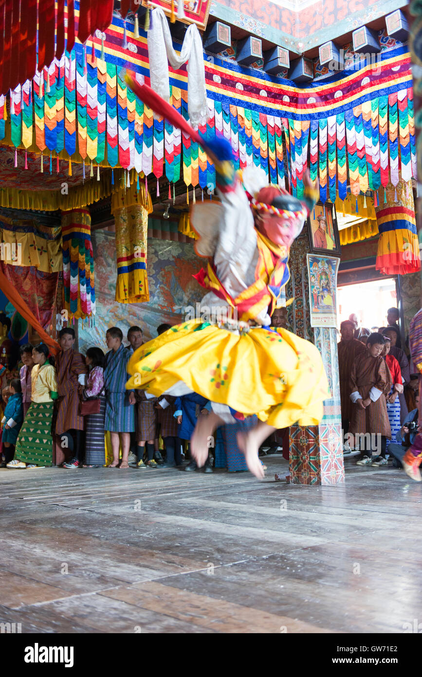Ballerini eseguono presso il festival Menji. Un piccolo annuale festival locale per celebrare il raccolto e portare la comunità insieme. Foto Stock