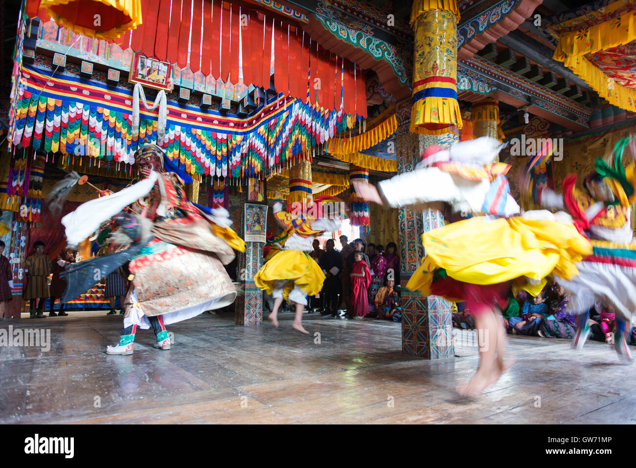 Ballerini eseguono presso il festival Menji. Un piccolo annuale festival locale per celebrare il raccolto e portare la comunità insieme. Foto Stock