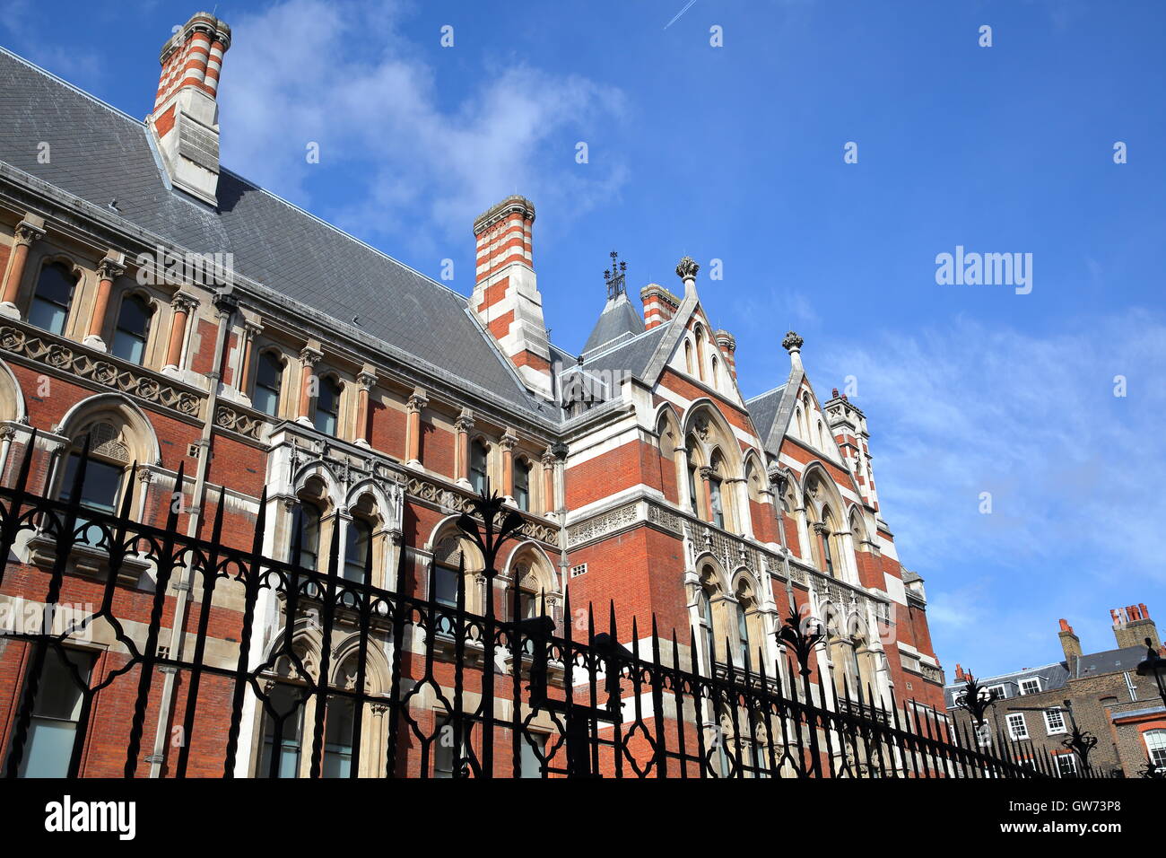 Vista delle facciate esterne della Royal Courts of Justice dal cantiere di campana, Londra, Gran Bretagna Foto Stock