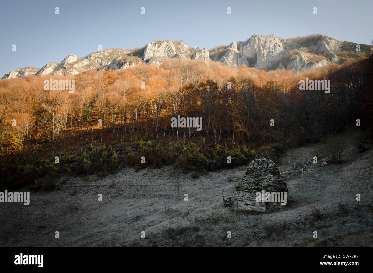 Paesaggio di montagna con una casa tradizionale sulla mattina di autunno Foto Stock