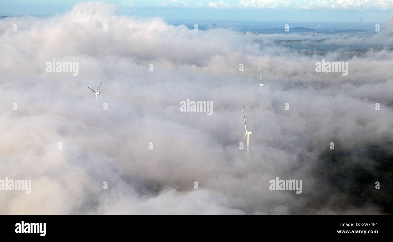 Vista aerea di turbine eoliche in cloud Foto Stock