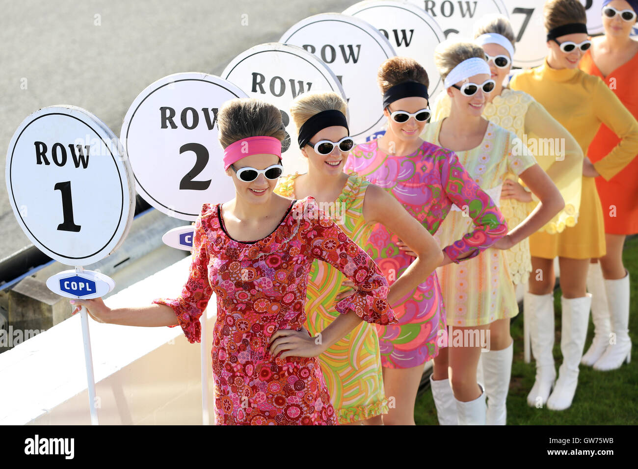 Chichester, Regno Unito. Undicesimo Sep, 2016. Griglia di Goodwood ragazze. Il Goodwood è una tre giorni di festival che si tiene ogni settembre a Goodwood dal 1998 per i tipi di corse su strada di auto e moto che avrebbe gareggiato durante il circuito originale del periodo 1948-1966. Credito: Oliver Dixon/Alamy Live News Foto Stock