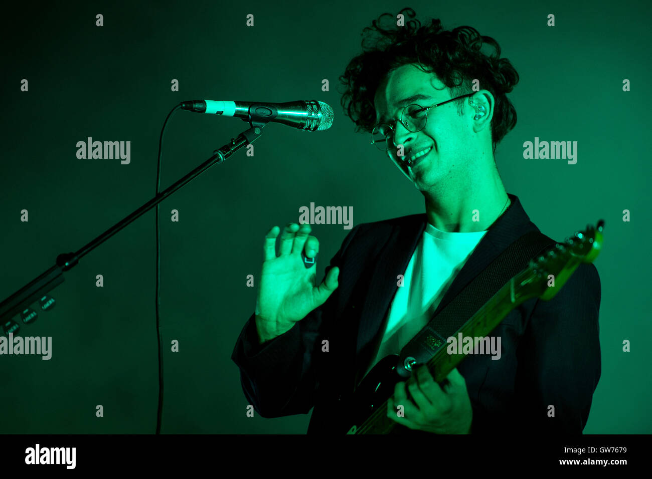 Berlino, Germania. Undicesimo Sep, 2016. Il cantante Matteo Healy dalla fascia 'l'1975' esegue al Lollapalooza Festival di Berlino, Germania, 11 settembre 2016. Foto: GREGOR FISCHER/dpa/Alamy Live News Foto Stock