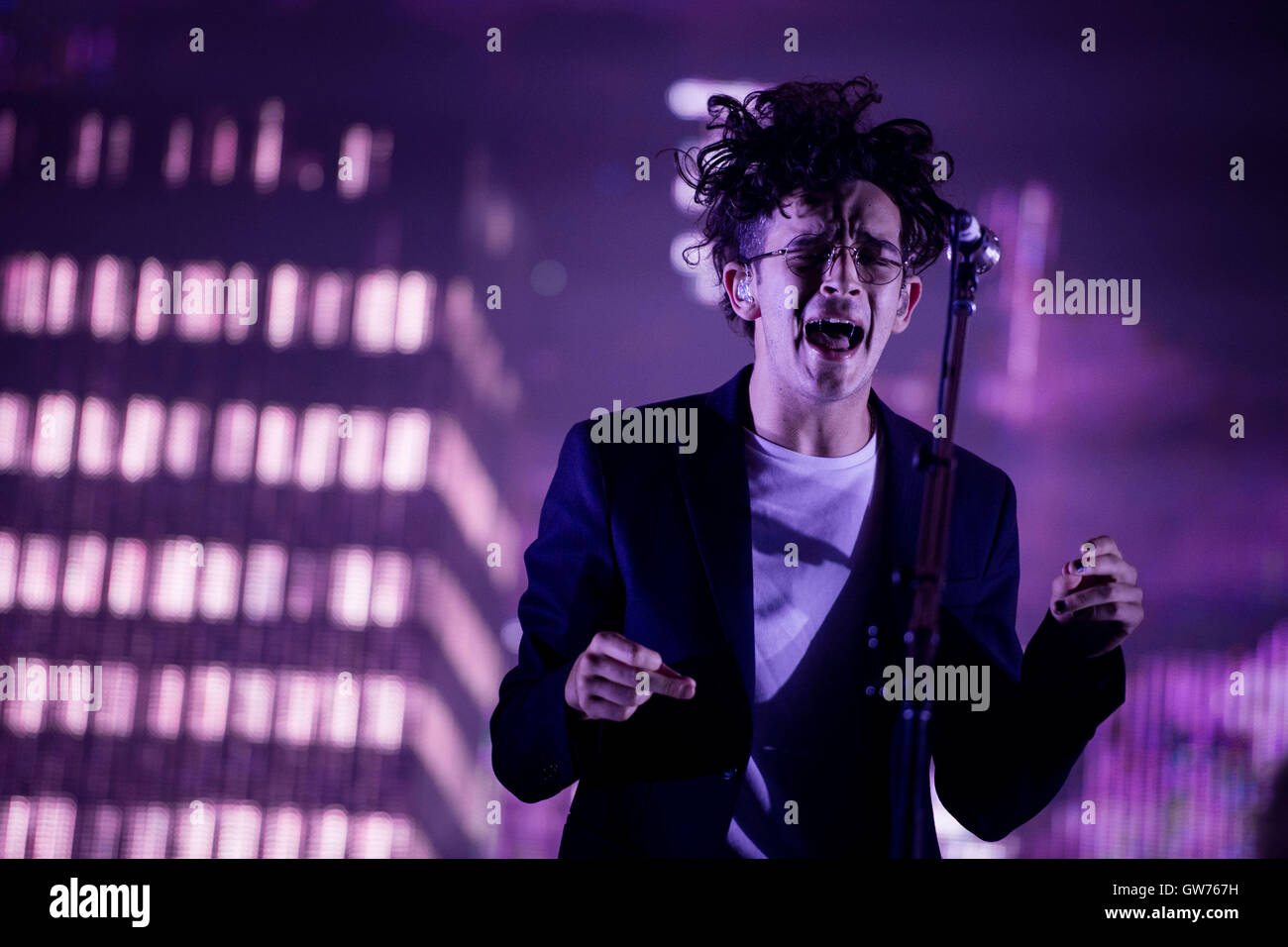 Berlino, Germania. Undicesimo Sep, 2016. Il cantante Matteo Healy dalla fascia 'l'1975' esegue al Lollapalooza Festival di Berlino, Germania, 11 settembre 2016. Foto: GREGOR FISCHER/dpa/Alamy Live News Foto Stock