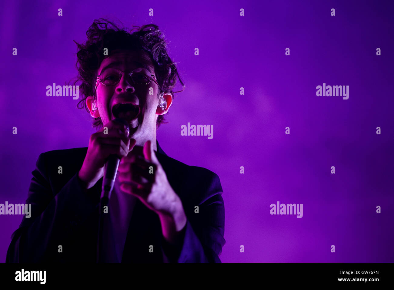 Berlino, Germania. Undicesimo Sep, 2016. Il cantante Matteo Healy dalla fascia 'l'1975' esegue al Lollapalooza Festival di Berlino, Germania, 11 settembre 2016. Foto: GREGOR FISCHER/dpa/Alamy Live News Foto Stock