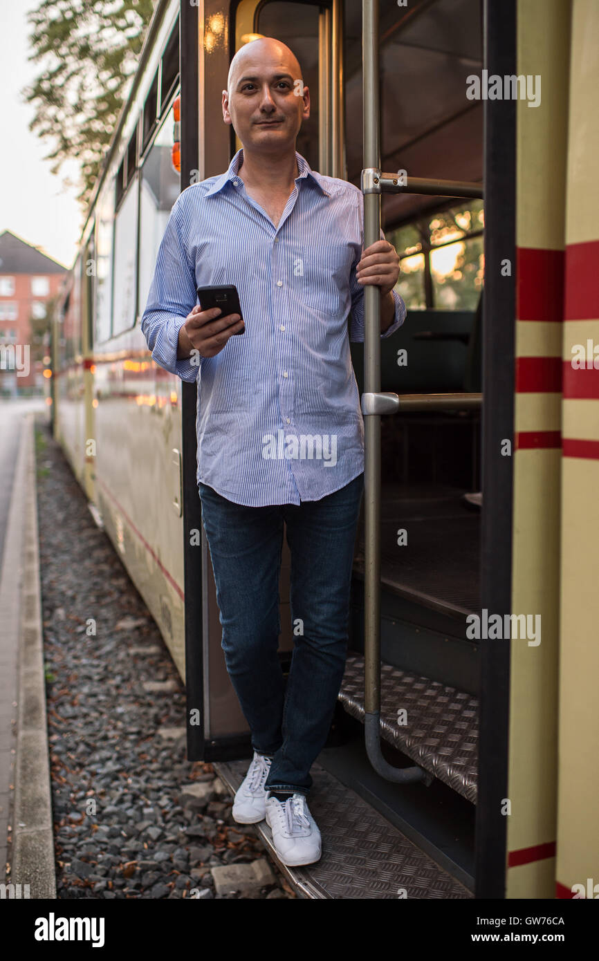 Duesseldorf, Germania. 08 Sep, 2016. Autore Erkan Dortoluk pone di fronte a un vecchio tram a Duesseldorf in Germania, 08 settembre 2016. Il suo nuovo libro "u hai mir das tipo gemacht nicht ich' è uscito in Germania il 01 agosto 2016. Foto: Wolfram Kastl/dpa/Alamy Live News Foto Stock