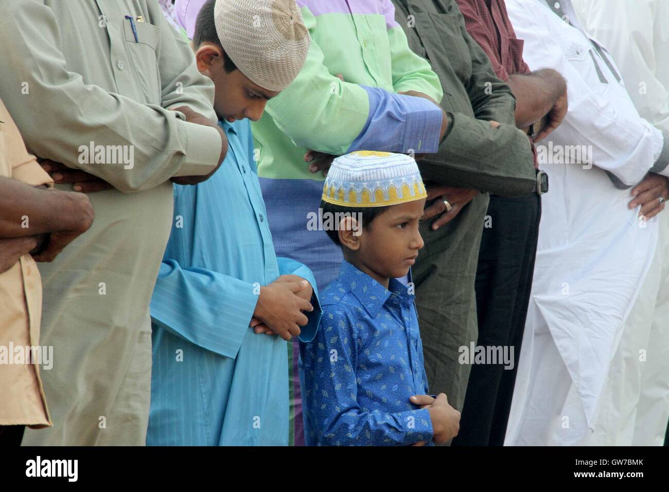 Colombo, Sri Lanka. Xii Sep, 2016. Le persone che frequentano una preghiera di massa per contrassegnare l'Eid al-Adha festival presso il Galle Face esplanade in Colombo, Sri Lanka, Sett. 12, 2016. I musulmani di tutto il mondo celebrano l'Eid al-Adha festival, o la festa del sacrificio. Credito: A. Rajith/Xinhua/Alamy Live News Foto Stock