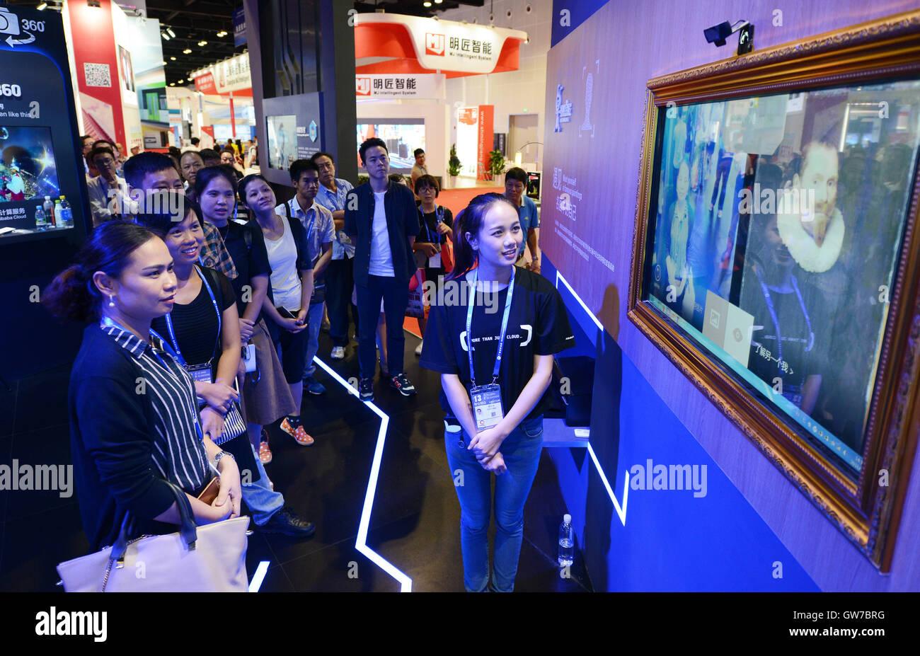 Nanning, della Cina di Guangxi Zhuang Regione autonoma. Xii Sep, 2016. I visitatori di provare con un programma interattivo sui famosi dipinti in uno stand di Alibaba durante il XIII Cina-ASEAN Expo in Nanning, capitale del sud della Cina di Guangxi Zhuang Regione autonoma, Sett. 12, 2016. Credito: Wang Quanchao/Xinhua/Alamy Live News Foto Stock