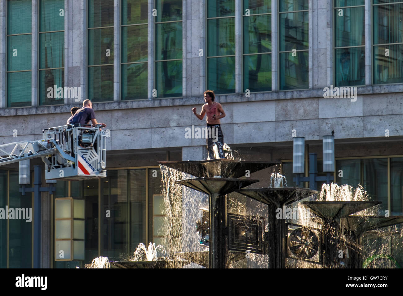 Berlino, Germania, 12 settembre 2016. Alexanderplatz è stato chiuso oggi mentre la polizia ha tentato di rimuovere un uomo arrabbiato che protestava dalla cima della fontana. Credit: Eden Breitz/Alamy Live News Foto Stock