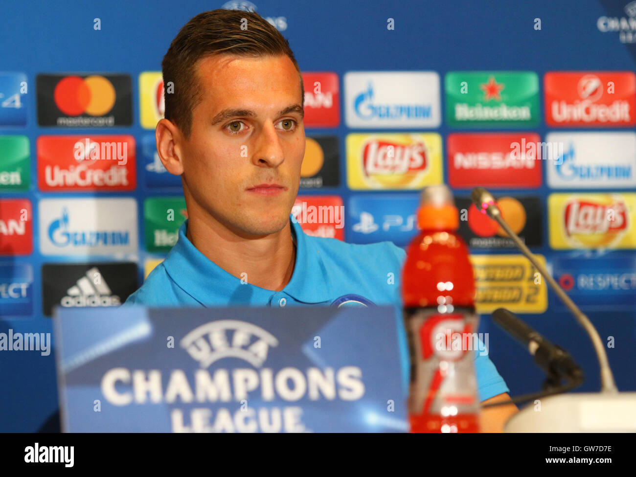 Kiev, Ucraina. 12 Settembre, 2016. SSC Napoli player Arkadiusz Milik durante la conferenza stampa prima di UEFA Champions League contro l'FC Dynamo Kyiv a NSC Olympic Stadium. Napoli dovrà affrontare la Dynamo Kyiv nella UEFA Champions League Gruppo B prima partita il 13 settembre 2016. Oleksandr Prykhodko/Alamy Live News Foto Stock