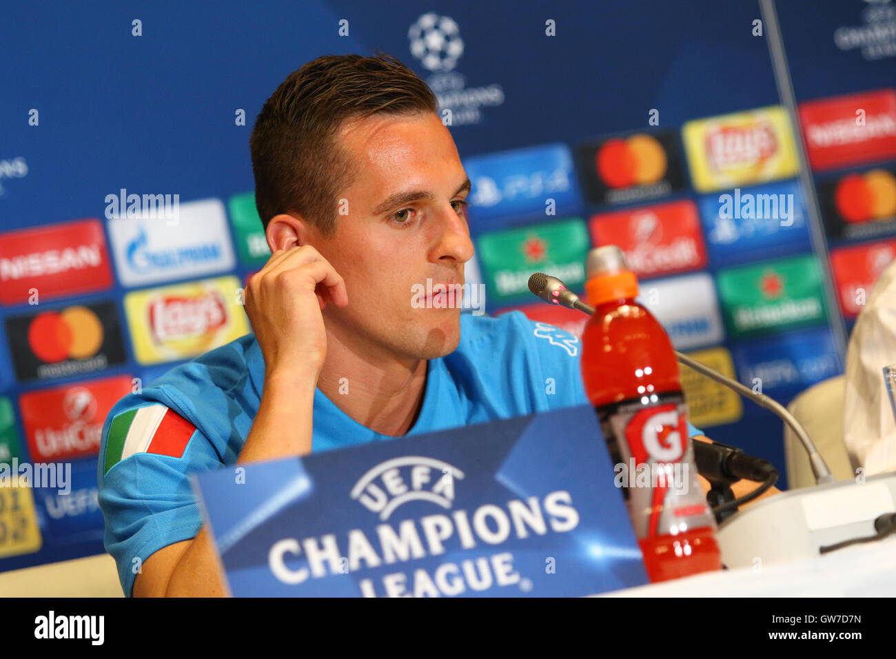 Kiev, Ucraina. 12 Settembre, 2016. SSC Napoli player Arkadiusz Milik durante la conferenza stampa prima di UEFA Champions League contro l'FC Dynamo Kyiv a NSC Olympic Stadium. Napoli dovrà affrontare la Dynamo Kyiv nella UEFA Champions League Gruppo B prima partita il 13 settembre 2016. Oleksandr Prykhodko/Alamy Live News Foto Stock