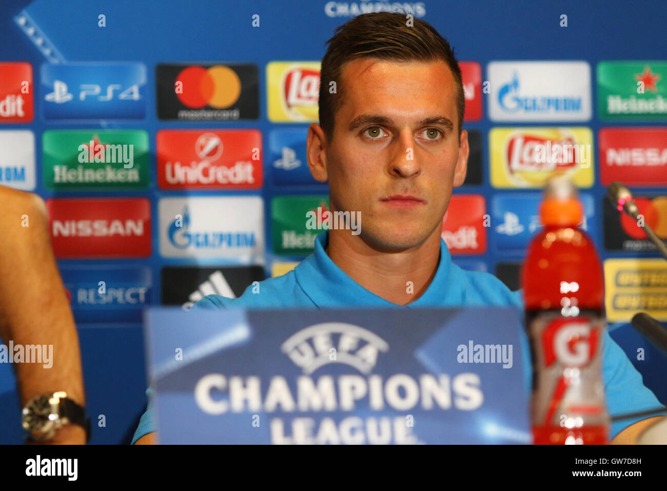 Kiev, Ucraina. 12 Settembre, 2016. SSC Napoli player Arkadiusz Milik durante la conferenza stampa prima di UEFA Champions League contro l'FC Dynamo Kyiv a NSC Olympic Stadium. Napoli dovrà affrontare la Dynamo Kyiv nella UEFA Champions League Gruppo B prima partita il 13 settembre 2016. Oleksandr Prykhodko/Alamy Live News Foto Stock