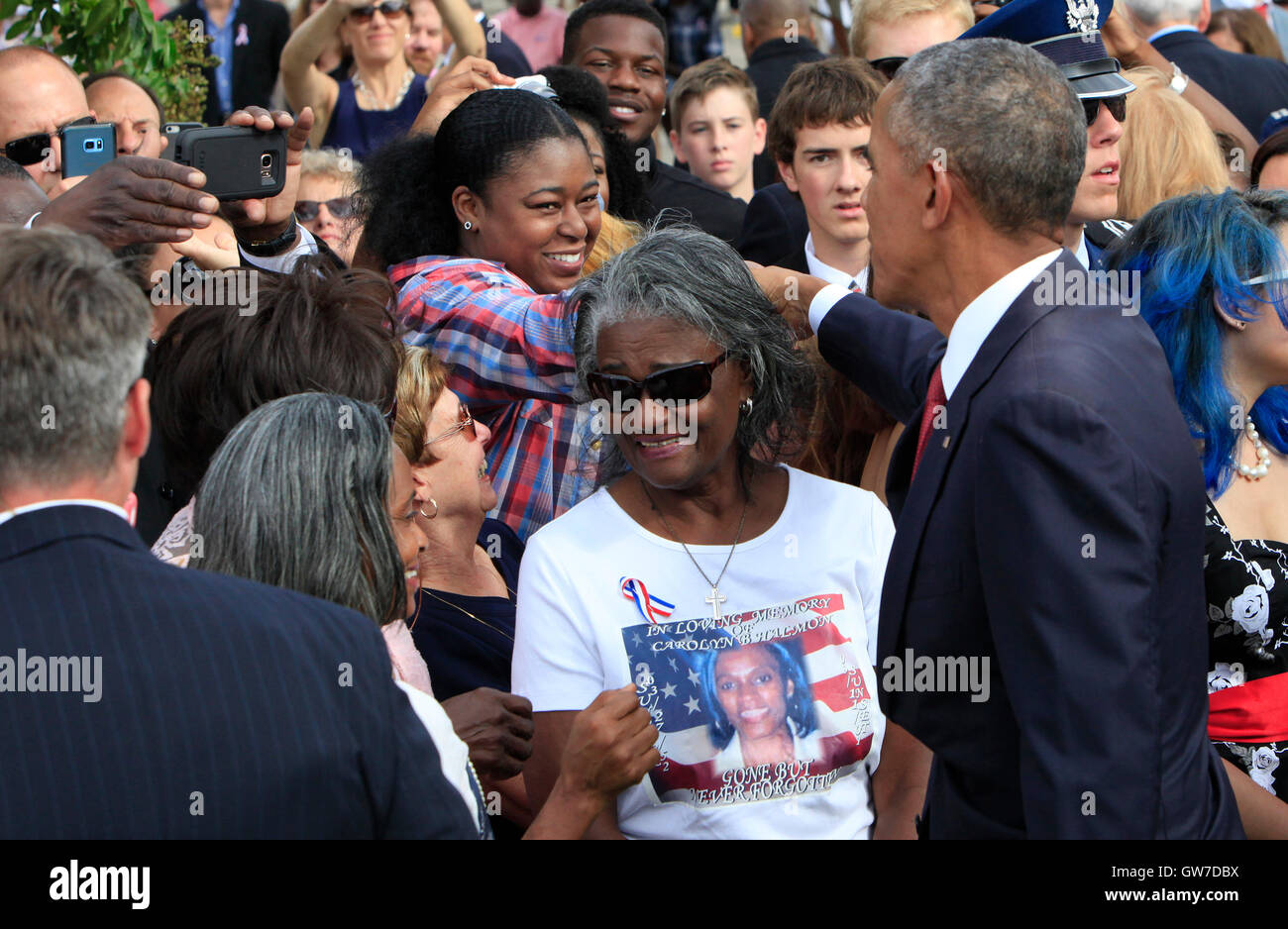 WASHINGTON DC - 11 settembre: il Presidente Barack Obama scuote le mani con gli ospiti presso il memoriale del Pentagono a Washington, DC durante un'osservanza cerimonia per commemorare il quindicesimo anniversario di 9/11 di attacchi terroristici, Domenica, 11 settembre 2016. Credito: Dennis Brack / Pool via CNP/MediaPunch Foto Stock