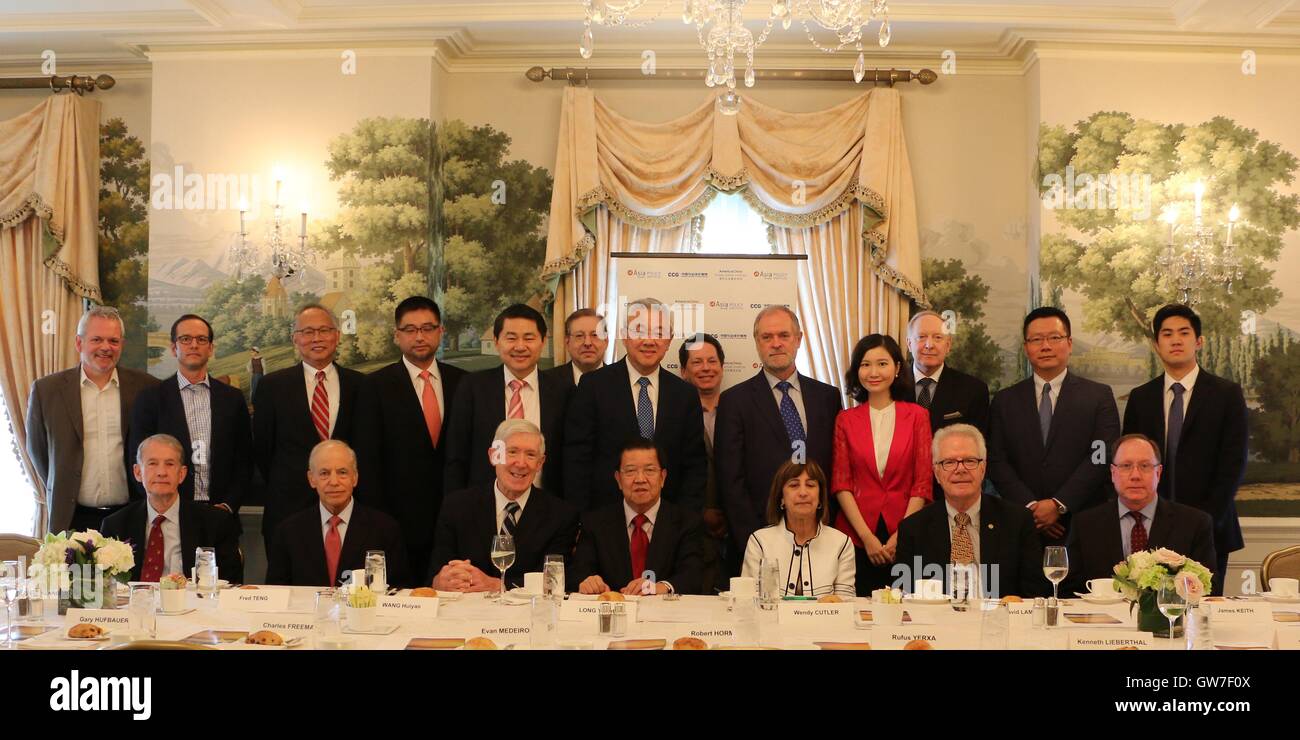 (160912) -- WASHINGTON D.C., Sett. 12, 2016 (Xinhua) -- Le foto fornite dal Centro per la Cina e la globalizzazione, un Cinese principali social think tank, mostra che la Cina della ex capo negoziatore dell Organizzazione mondiale del commercio (OMC) entrata Long Yongtu (4a L, prima riga) per partecipare ad un evento pranzo sulla Cina-STATI UNITI relazioni commerciali con ex commerciale degli Stati Uniti funzionari e think tank esperti in Washington, DC, gli Stati Uniti il 7 settembre 10, 2016. La Cina e gli Stati Uniti sono ancora la speranza che i due paesi possano concludere i negoziati su un accordo bilaterale per il trattato di investimento (BIT) sotto il Obama administ Foto Stock