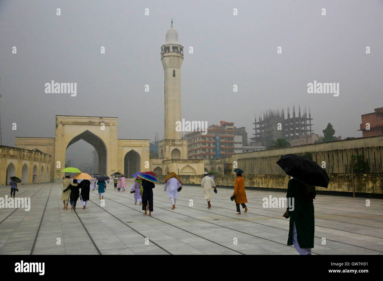 Dacca in Bangladesh. Xiii Sep, 2016. I musulmani lasciare Baitul Mukarram Moschea Nazionale dopo l'Eid-ul-Adha preghiere in heavey pioggia. Credito: Muhammad Mostafigur Rahman/Alamy Live News Foto Stock