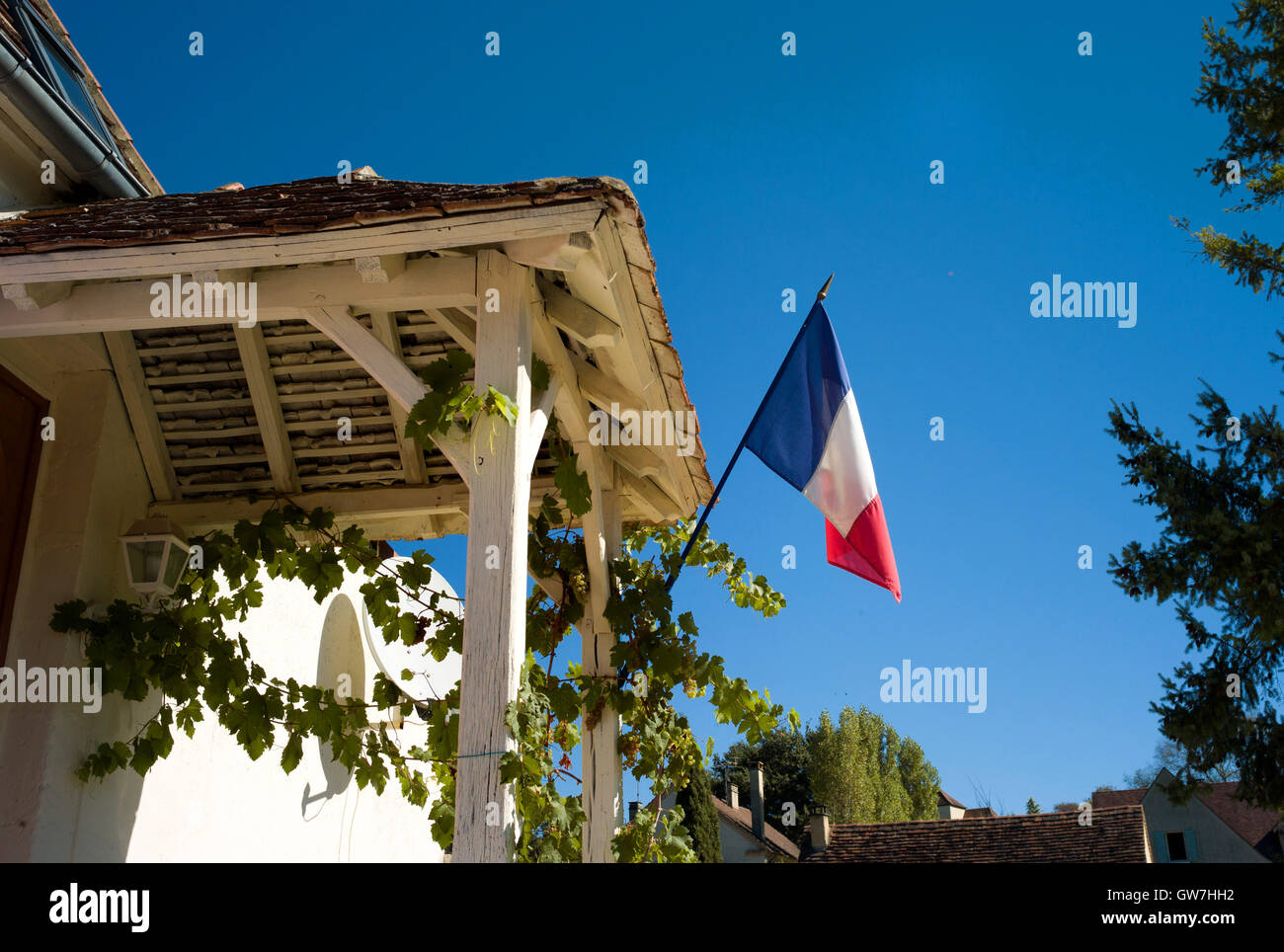 Bandiera francese a volare su casa vicino a Gourdon, Valle del Lot, Francia Foto Stock