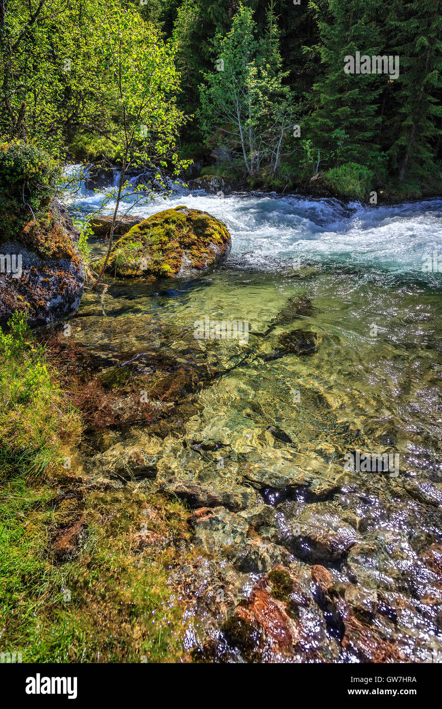 Fondere la neve sulle colline dietro Utvik in Norvegia Foto Stock