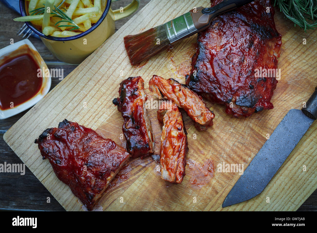 Homade maiale bbq ribs con patatine fritte sul tavolo Foto Stock