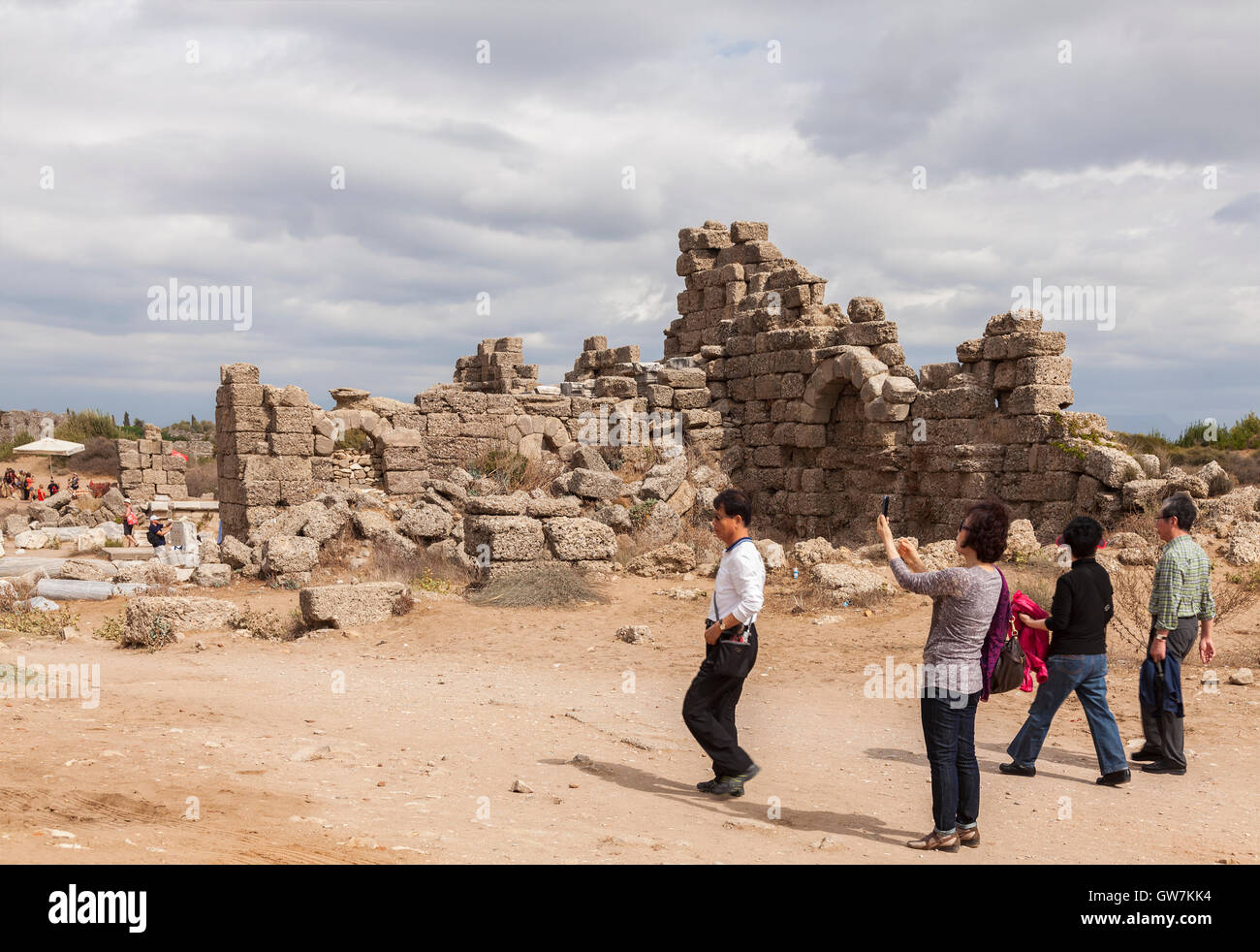 I turisti serpeggianti attraverso le antiche rovine di lato, la Turchia. Foto Stock