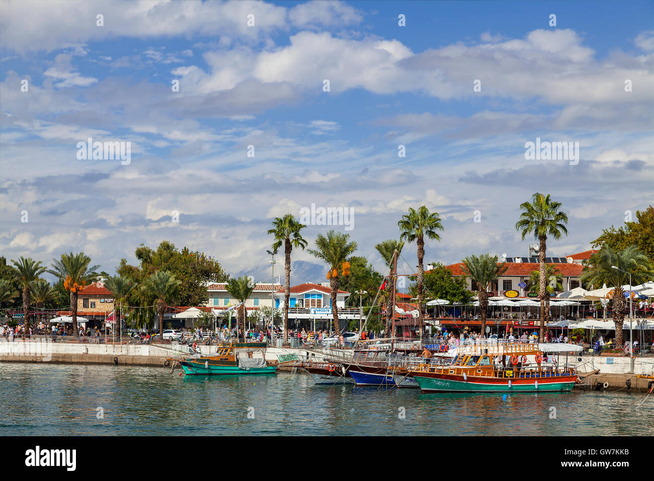 Il vivace centro della Turkish resort città di Side, Turchia. Foto Stock