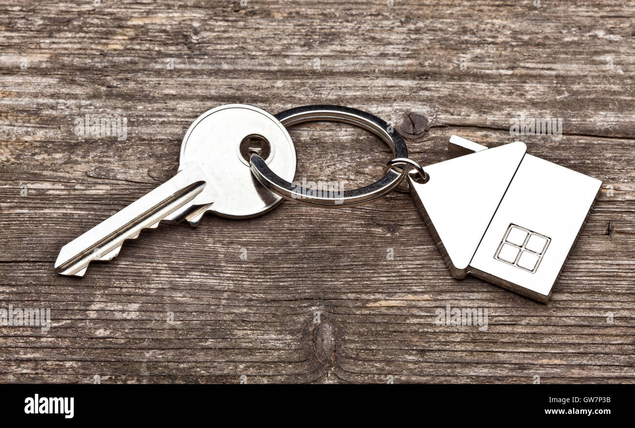 Chiave di casa anello e uno sfondo di legno vecchio Foto Stock