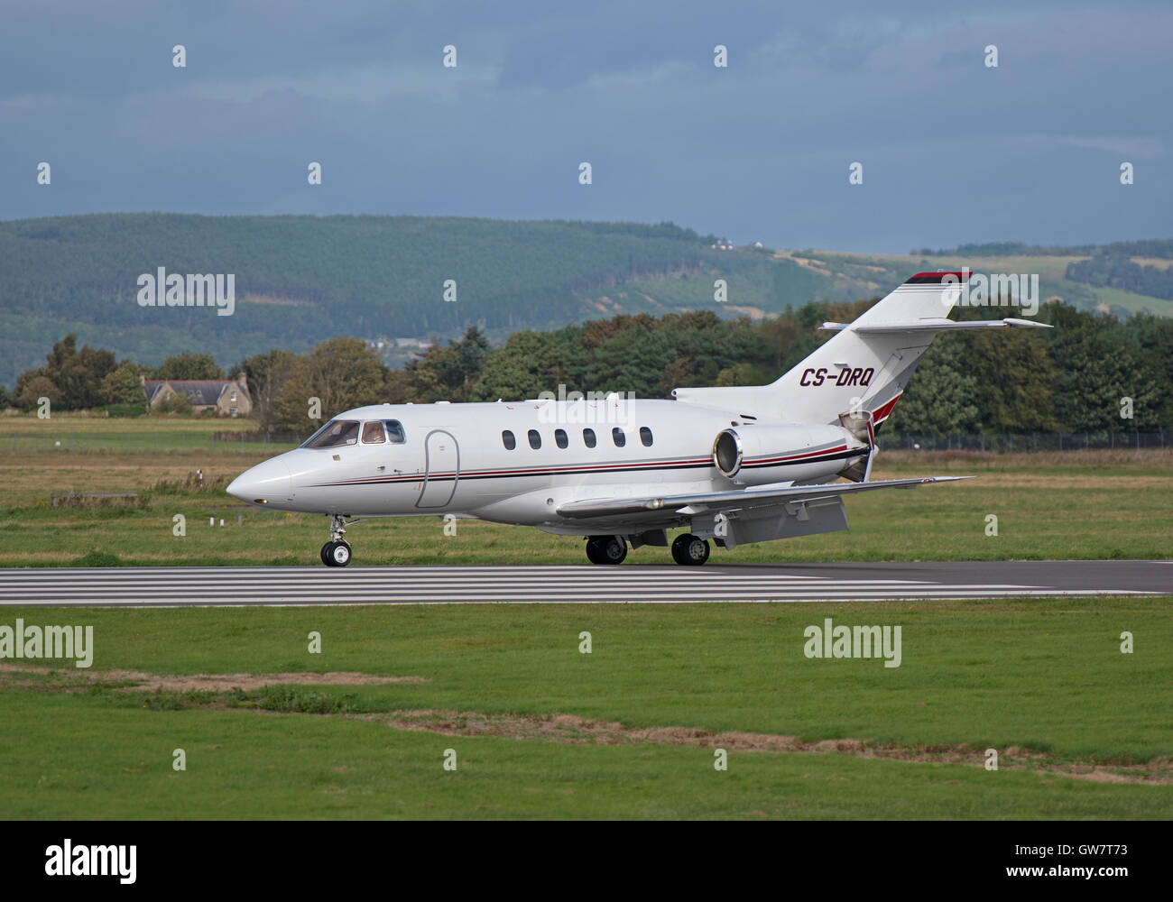 Raytheon Hawker 800XP Registrazione CS-DRQ rullaggio presso l'aeroporto di Inverness. SCO 11,244. Foto Stock
