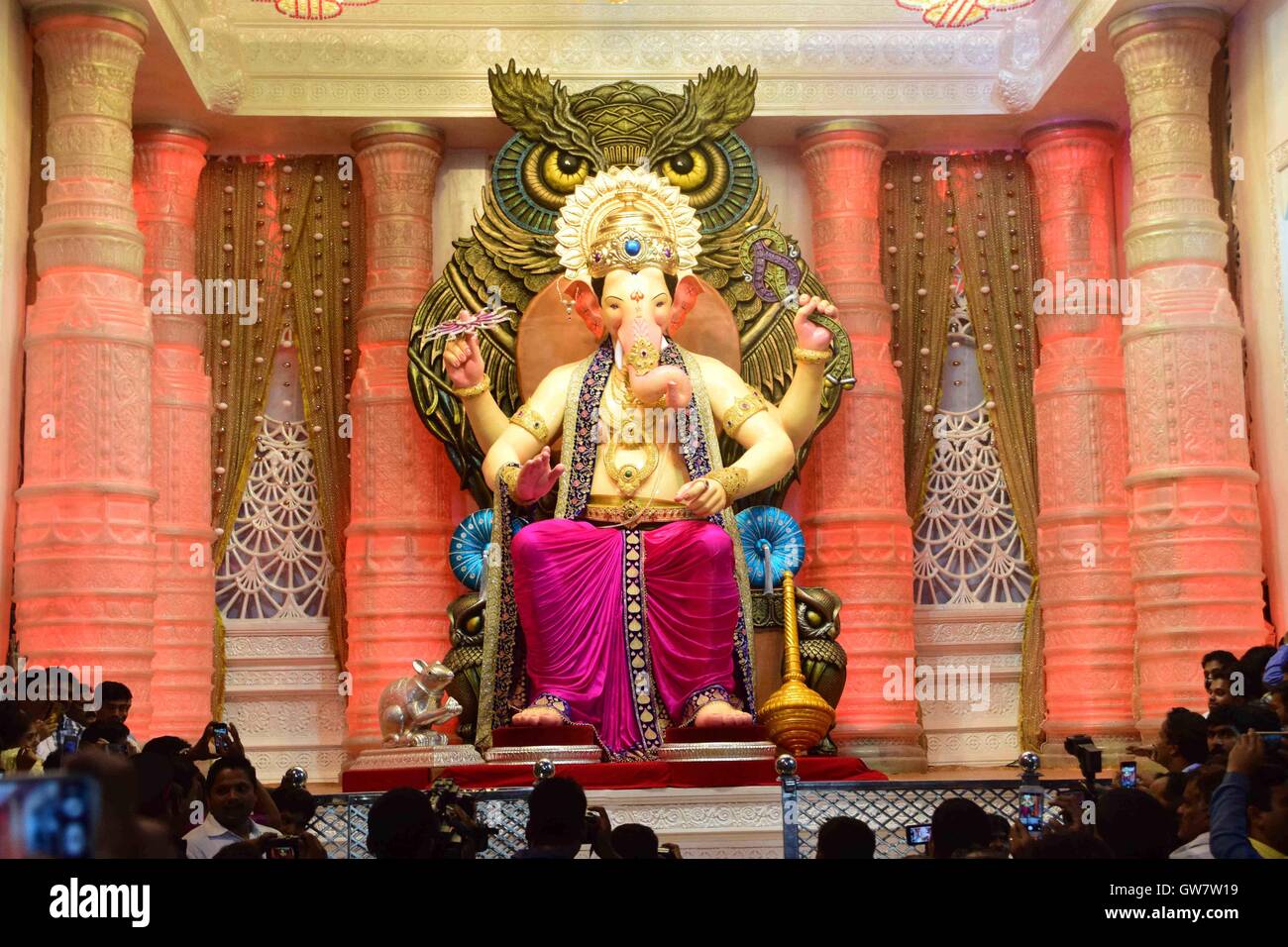 Un primo sguardo Lalbaugcha Raja idolo elephant intitolata dio indù Ganesh durante il photo shoot Sarvajanik Ganeshotsav Mandal Mumbai Foto Stock