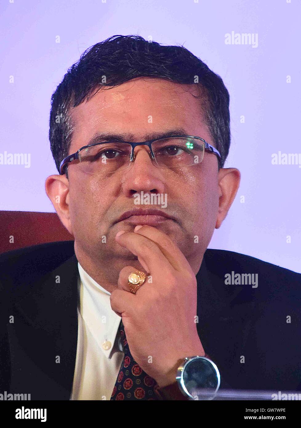 Ashish Kumar Chauhan MD CEO (BSE) durante una conferenza sulla Taleem O Tarbiyat Bombay Stock Exchange (BSE) Mumbai Foto Stock