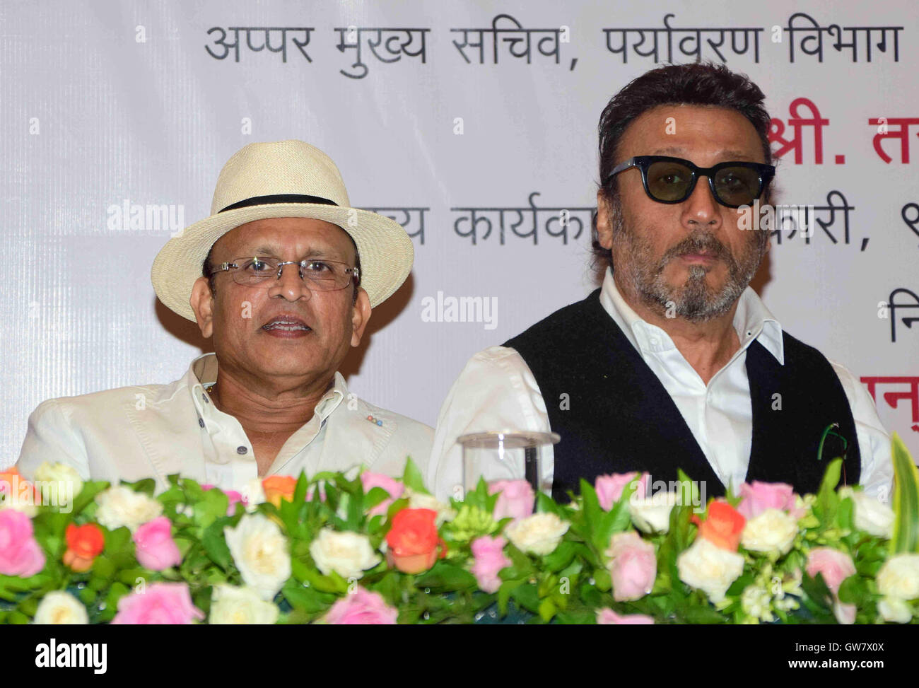 Gli attori di Bollywood Annu Kapoor Jackie Shroff durante il lancio della Grande Ganesha verde stagione 9, in Mumbai Foto Stock