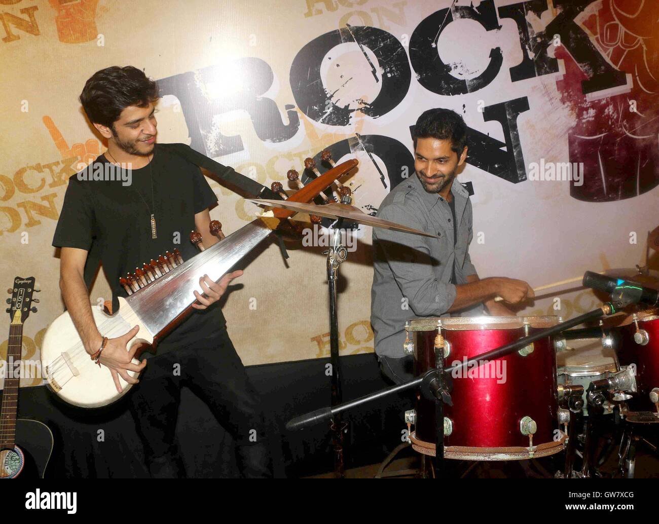 Gli attori di Bollywood Shashank Arora e Purab Kohli durante il teaser lancio del film sulla roccia 2, in Mumbai Foto Stock