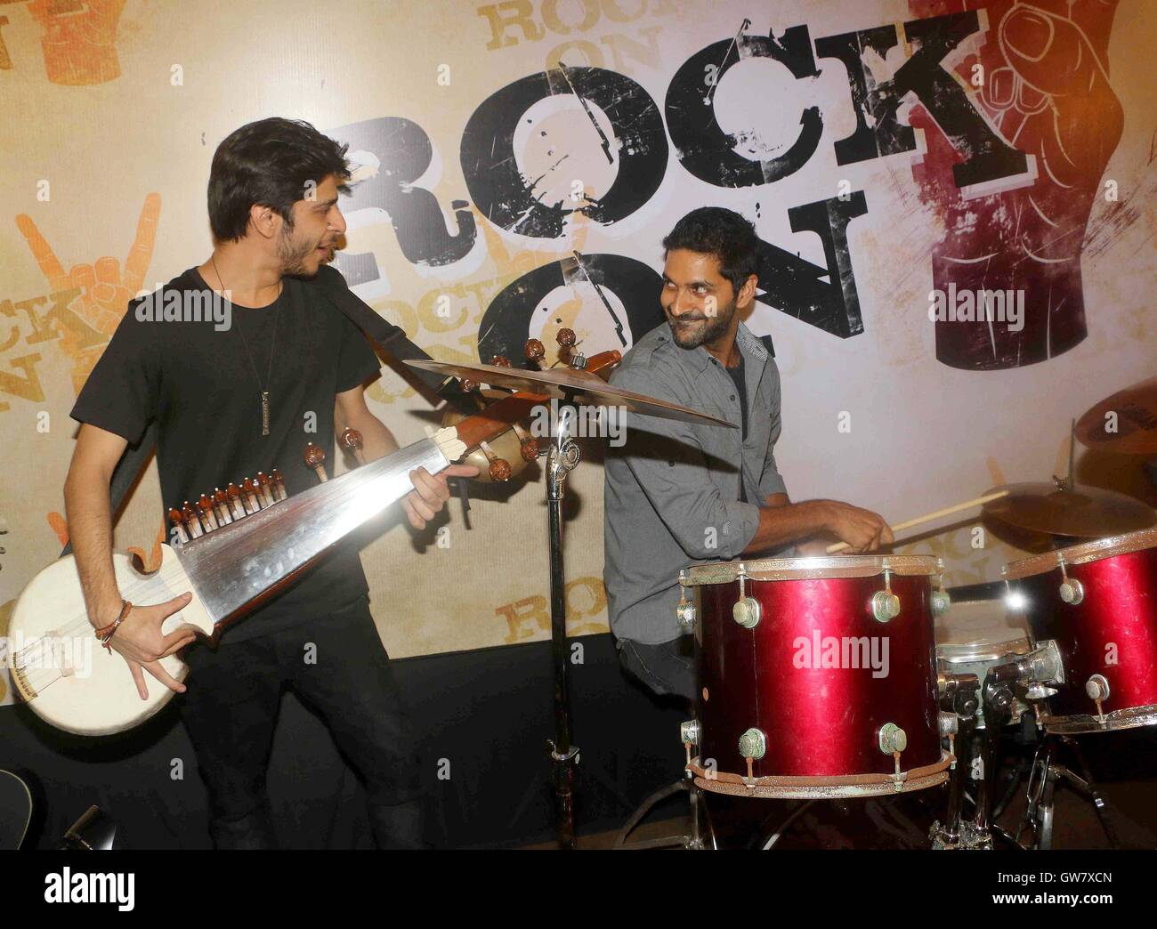 Gli attori di Bollywood Shashank Arora e Purab Kohli durante il teaser lancio del film sulla roccia 2, in Mumbai Foto Stock