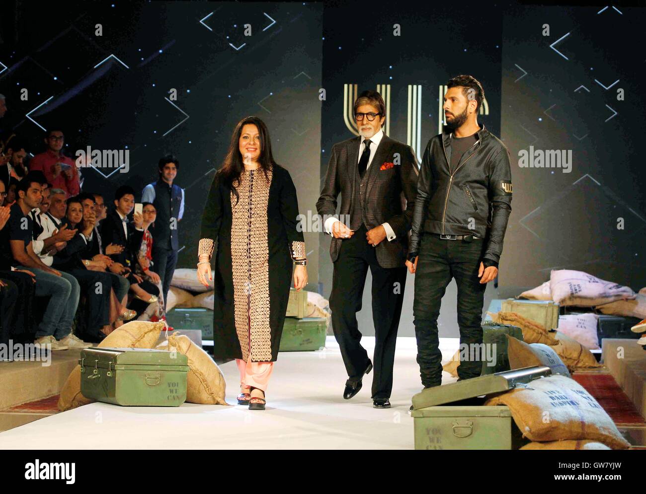 Giocatore di cricket Yuvraj Singh attore Amitabh Bachchan Shabnam Singh lancio del marchio di abbigliamento YWC progettato Shantanu Nikhil Mumbai Foto Stock