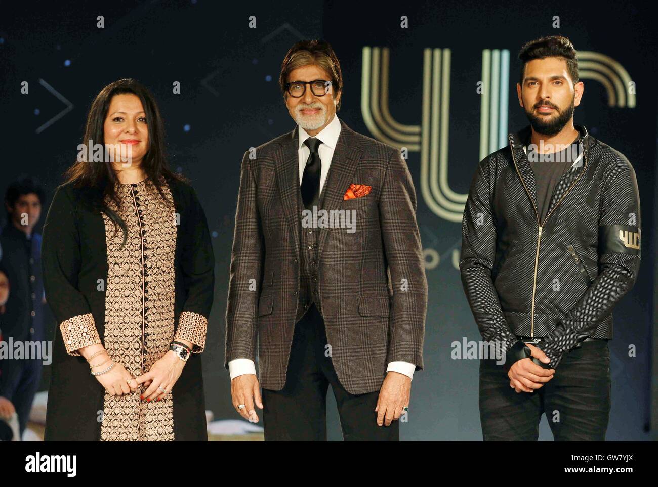 Giocatore di cricket Yuvraj Singh attore Amitabh Bachchan Shabnam Singh lancio del marchio di abbigliamento YWC progettato Shantanu Nikhil Mumbai Foto Stock