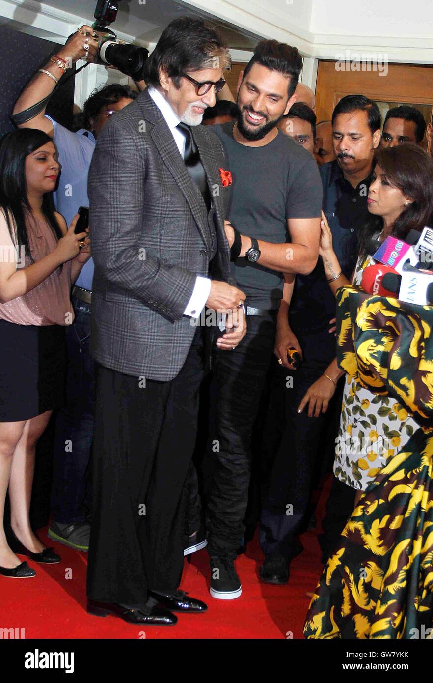 Indiano giocatore di cricket Yuvraj Singh attore di Bollywood Amitabh Bachchan lancio del marchio di abbigliamento YWC progettato Shantanu Nikhil Mumbai Foto Stock