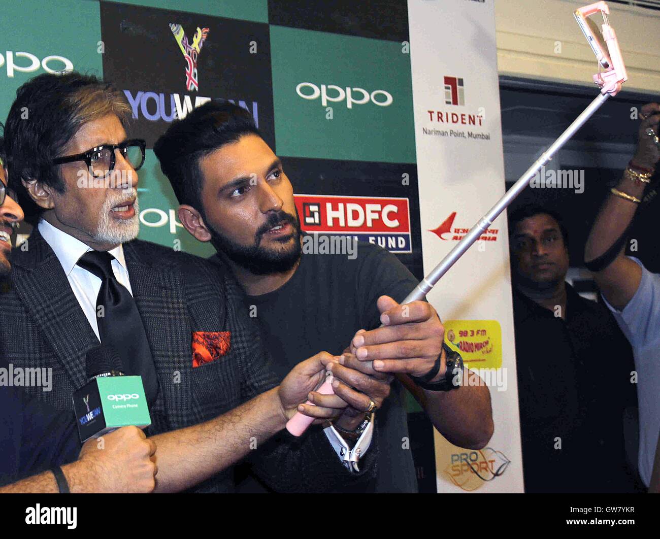 Indiano giocatore di cricket Yuvraj Singh attore di Bollywood Amitabh Bachchan lancio del marchio di abbigliamento YWC progettato Shantanu Nikhin Mumbai Foto Stock