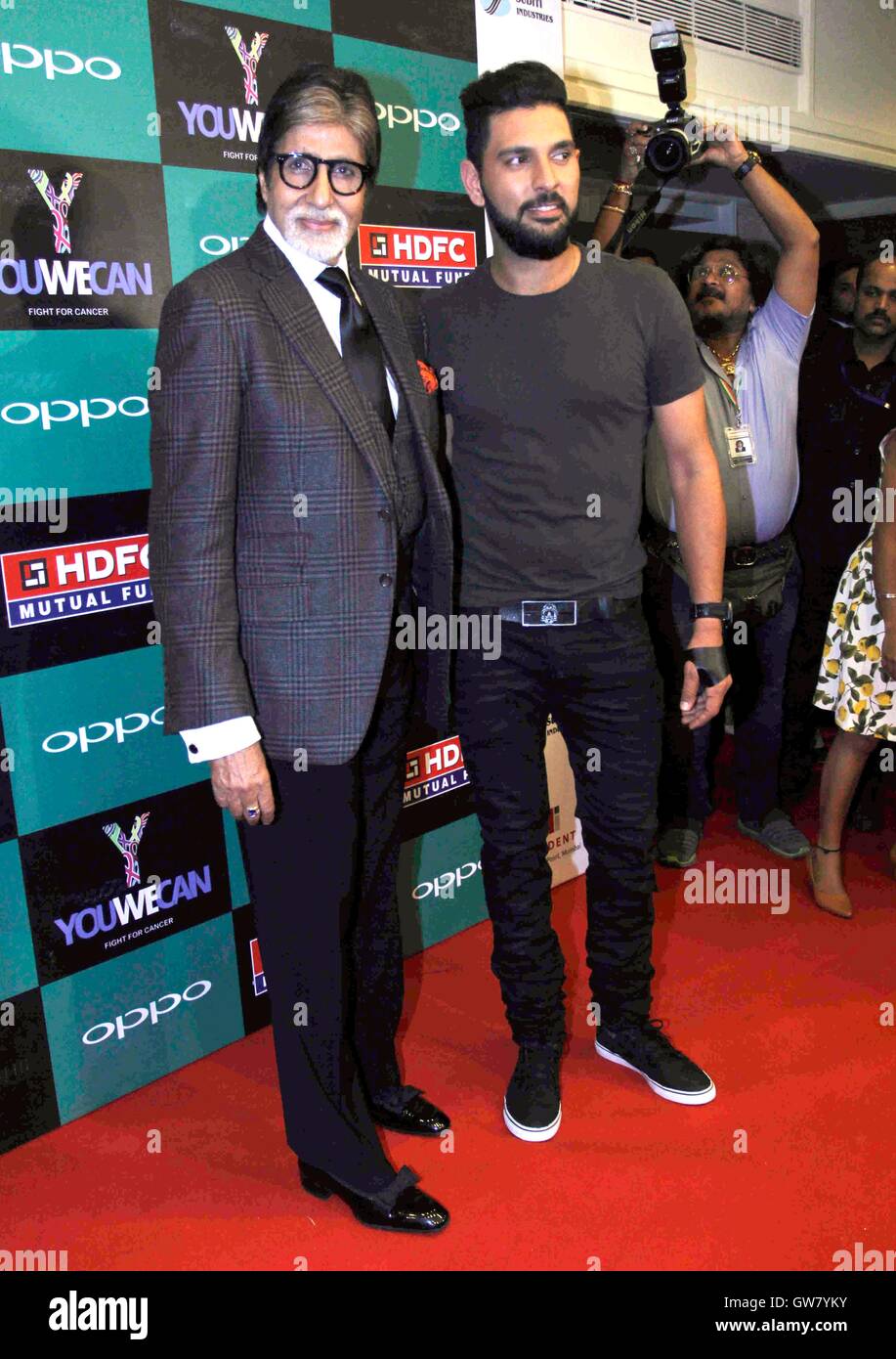 Indiano giocatore di cricket Yuvraj Singh attore di Bollywood Amitabh Bachchan lancio del marchio di abbigliamento YWC progettato Shantanu Nikhil Mumbai Foto Stock