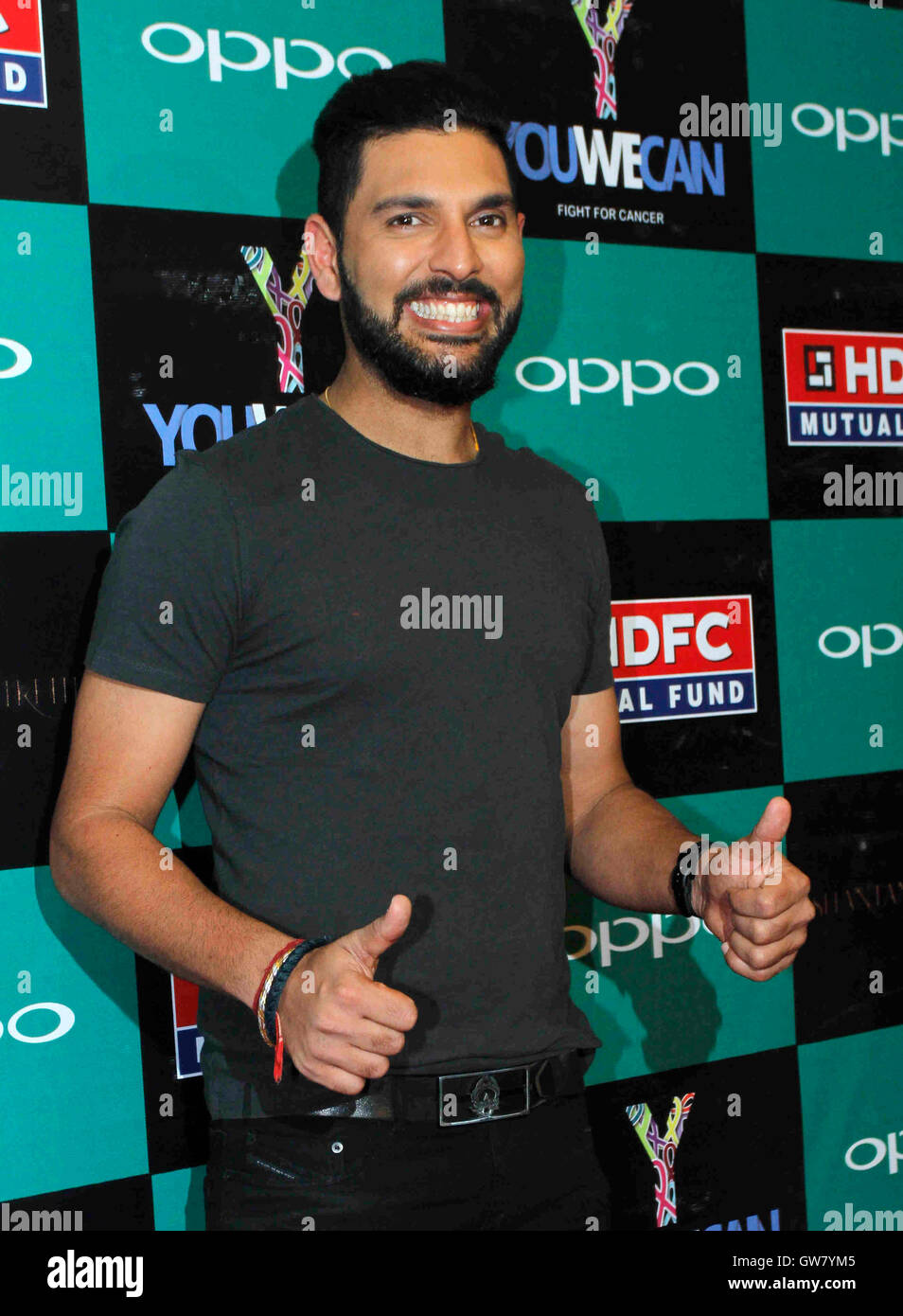 Indiano giocatore di cricket Yuvraj Singh lancio del suo brand di abbigliamento YWC progettato designer di moda Shantanu e Nikhil Mumbai Foto Stock