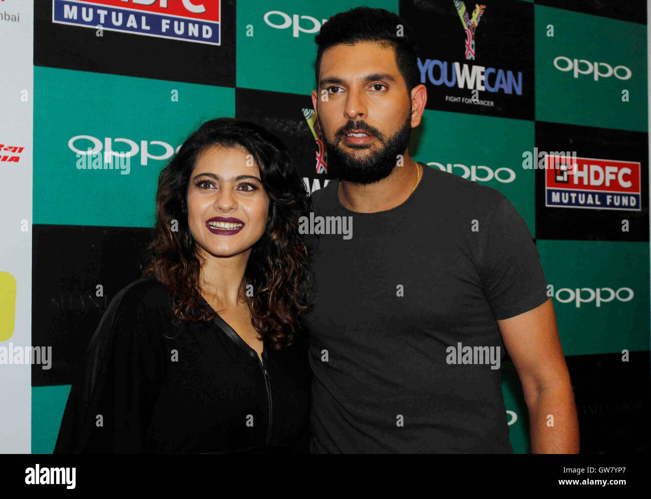Indiano giocatore di cricket Yuvraj Singh attore di Bollywood Kajol lancio del marchio di abbigliamento YWC progettato Shantanu Nikhil Mumbai Foto Stock