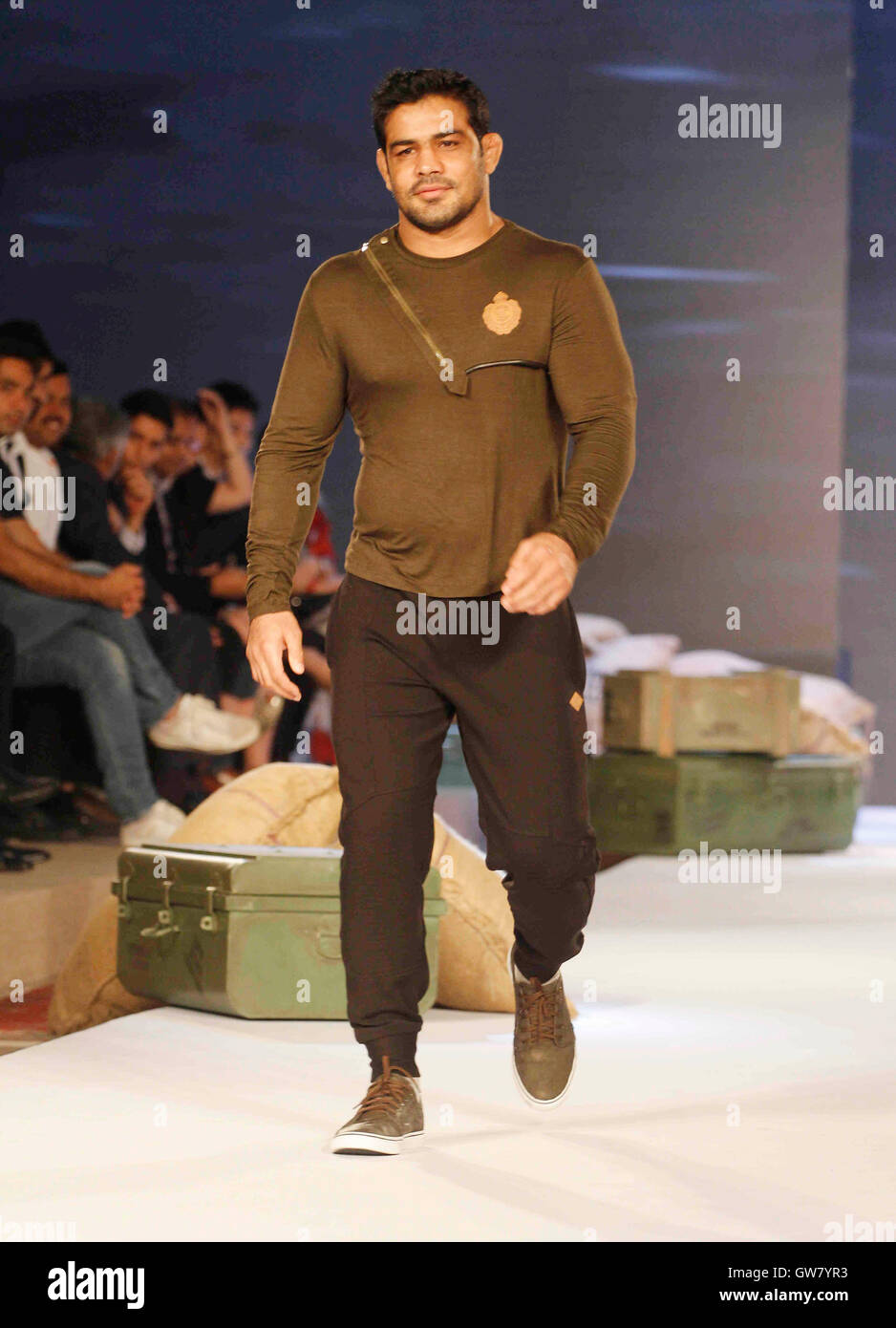 Il lottatore indiano Sushil Kumar passeggiate sulla rampa di lancio del marchio di abbigliamento YWC progettato Shantanu e Nikhil, Mumbai Foto Stock