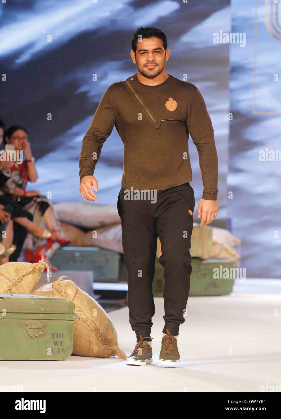 Il lottatore indiano Sushil Kumar passeggiate sulla rampa di lancio del marchio di abbigliamento YWC progettato Shantanu Nikhil Mumbai Foto Stock