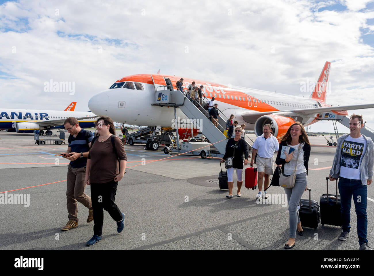 Copenhagen, Danimarca, passeggeri in discesa, Easy Jet, Airbus 340 aereo sulla pista all'aeroporto di Copenaghen, compagnia aerea low cost Foto Stock