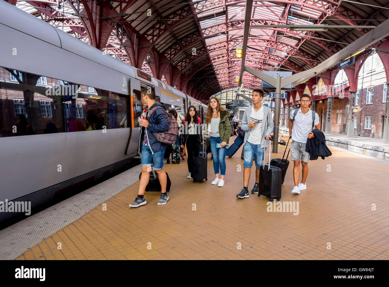 Copenhagen, Danimarca, Scenes, Gruppo di adolescenti turisti, viaggiare con Bags all'interno, Stazione Centrale Foto Stock