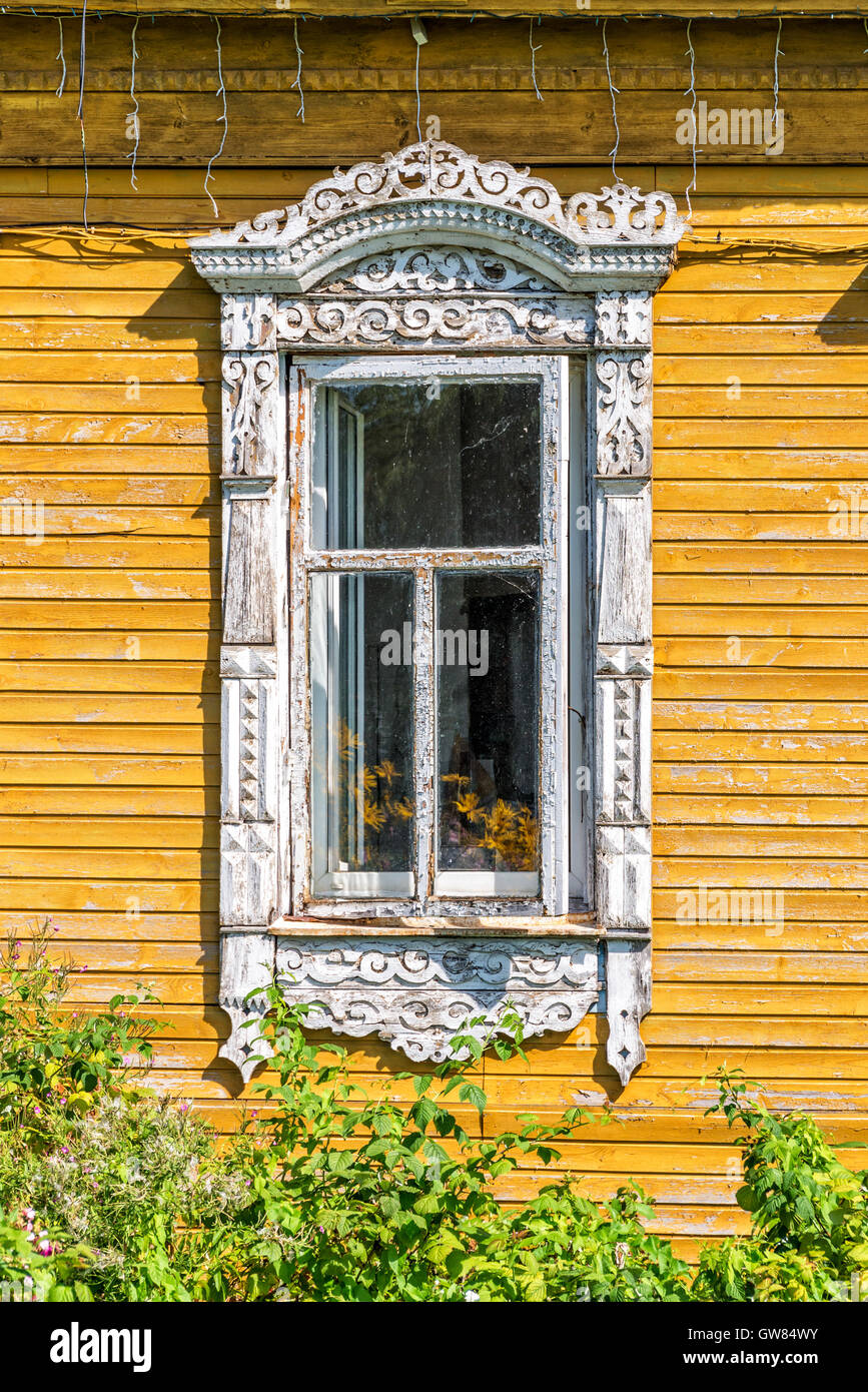 Dettaglio di una finestra di una tradizionale casa in legno a Rostov, Golden ring, Russia Foto Stock