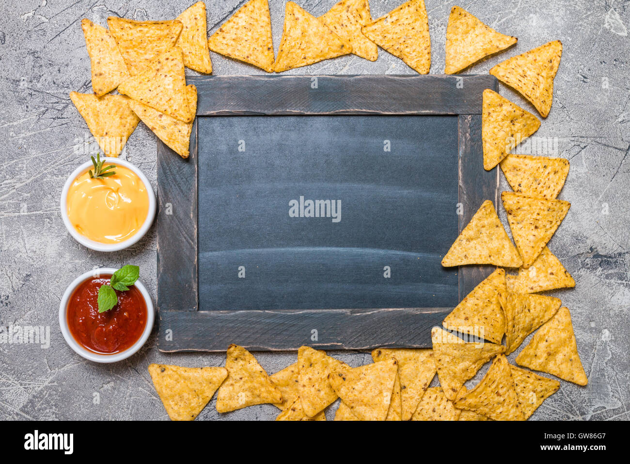 Messicano nacho con salse e chalk board Foto Stock
