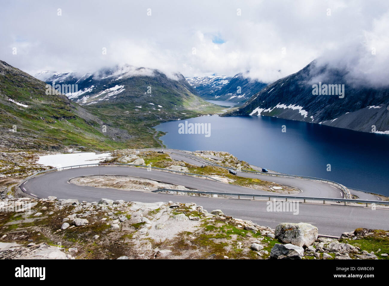 Djupvatnet lago visto da una strada di montagna di montagna Dalsnibba, Geiranger fjord , Norvegia Foto Stock