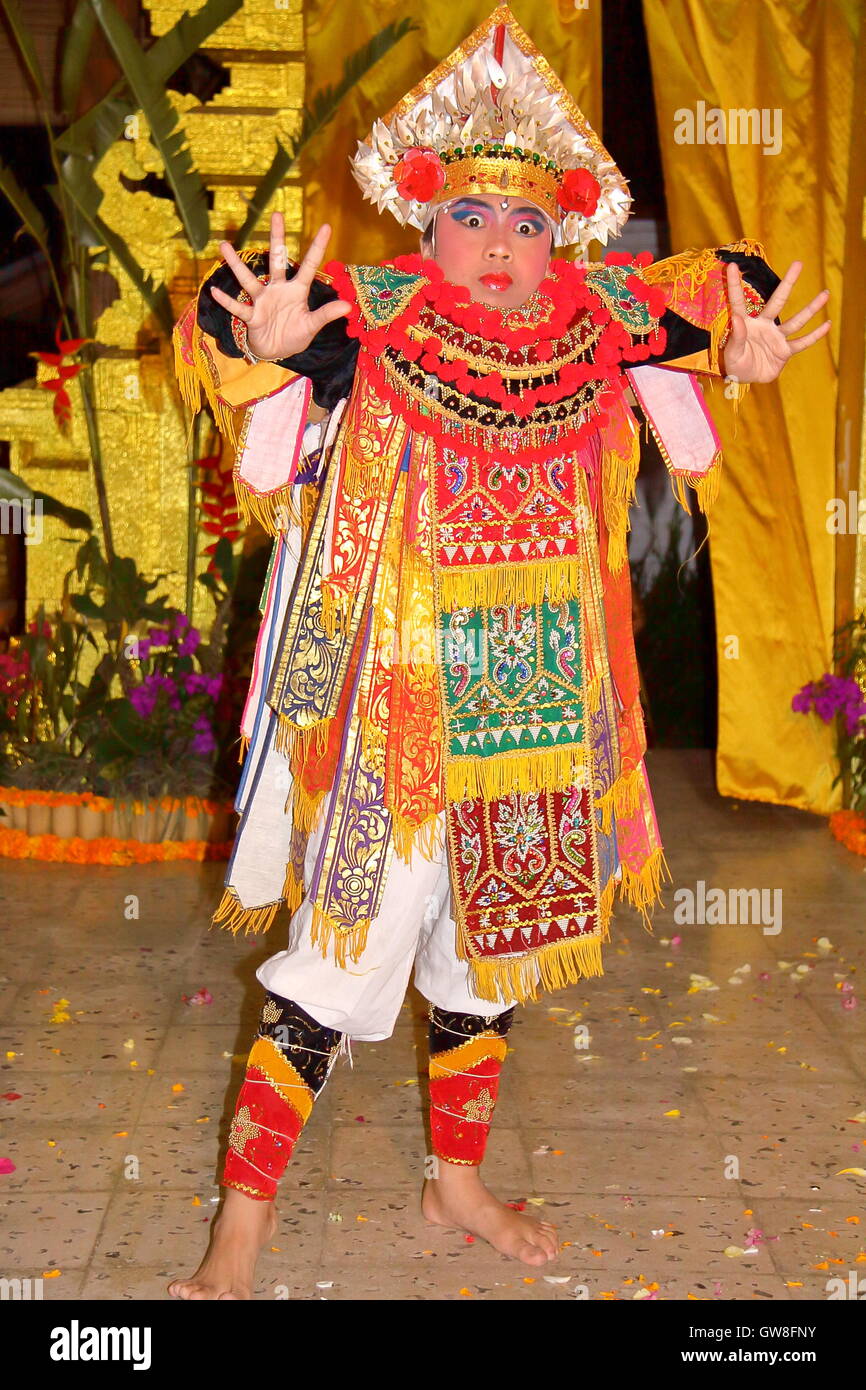 Ragazzo Balinese eseguendo una danza tradizionale in Munduk, Bali, Indonesia Foto Stock